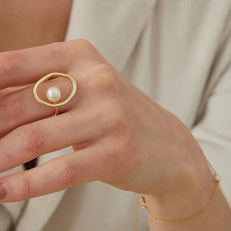 Fashion Golden Metal Rings for Women In Geometric Interesting Cross Twist Minimalist Style Ring For Party Made in Jewelry Style Excelent For Gift