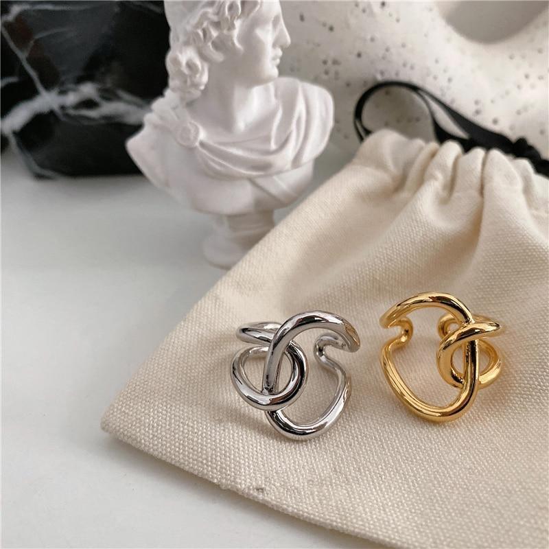 Fashion Golden Metal Rings for Women In Geometric Interesting Cross Twist Minimalist Style Ring For Party Made in Jewelry Style Excelent For Gift