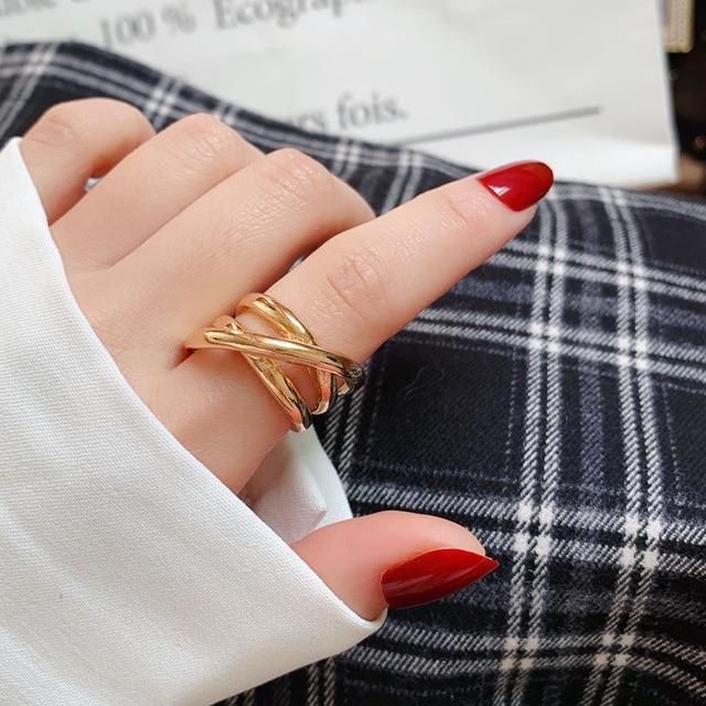 Fashion Golden Metal Rings for Women In Geometric Interesting Cross Twist Minimalist Style Ring For Party Made in Jewelry Style Excelent For Gift