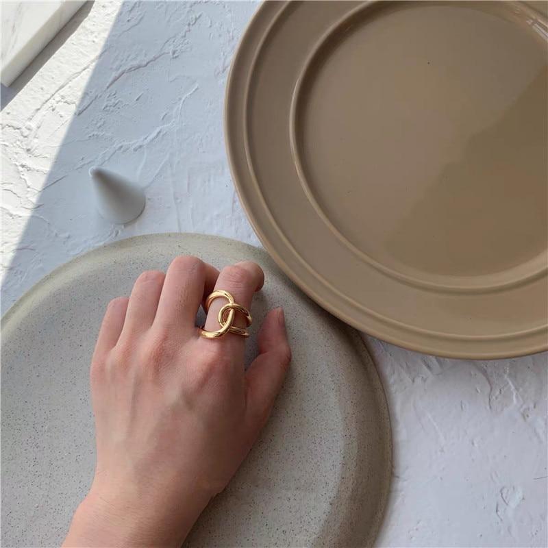 Fashion Golden Metal Rings for Women In Geometric Interesting Cross Twist Minimalist Style Ring For Party Made in Jewelry Style Excelent For Gift