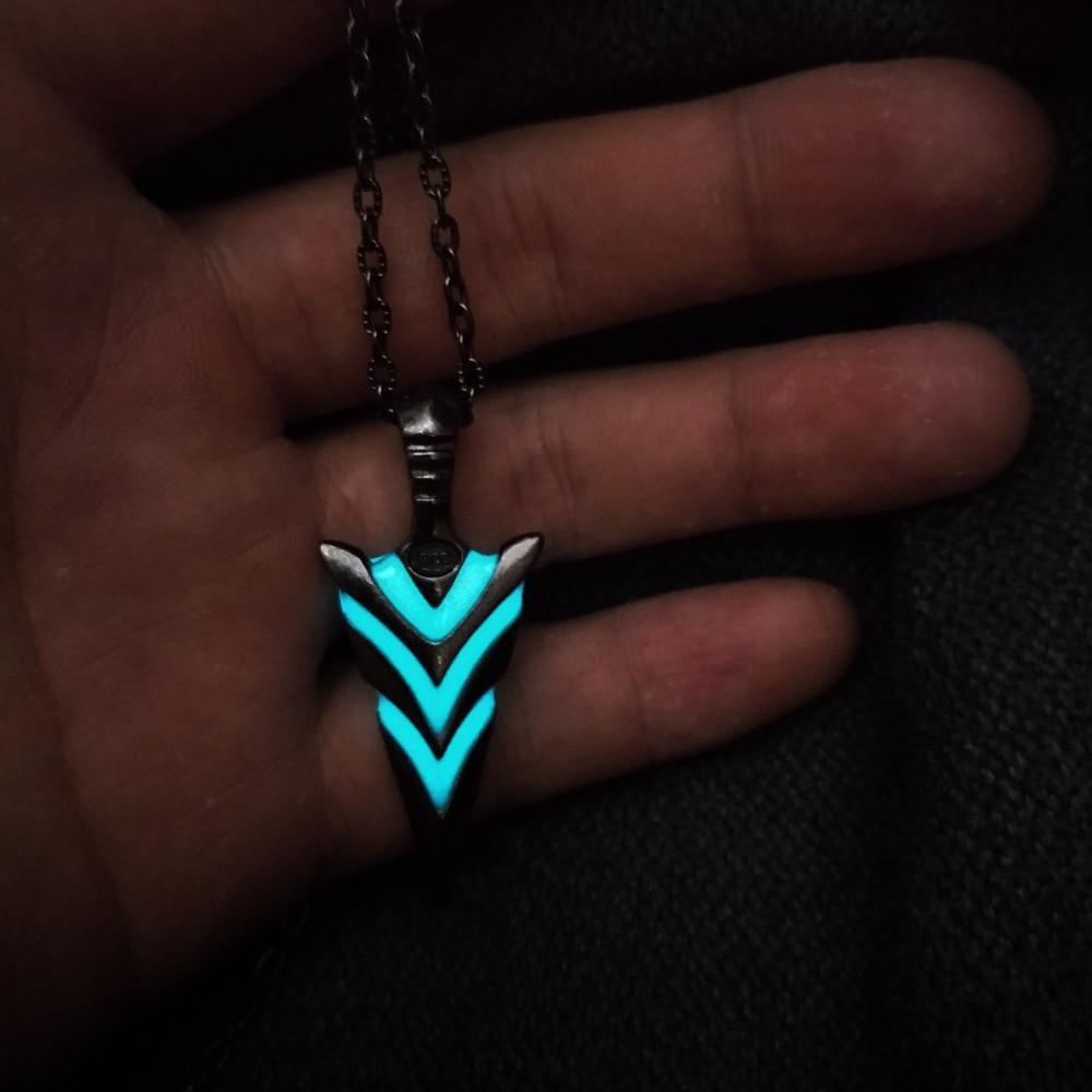 Epic Luminous Glowing Arrow Pendant Necklace Elegant Knight Spear Necklace Amazing Glow In The Dark Pike Necklace Luxury For Women Men Halloween Gift