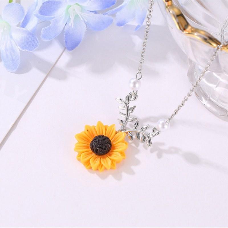 Pearl New Creative Sunflower Pendant Necklaces In Vintage Fashion Daily Jewelry Temperament Cute Sweater Style Necklaces for Women