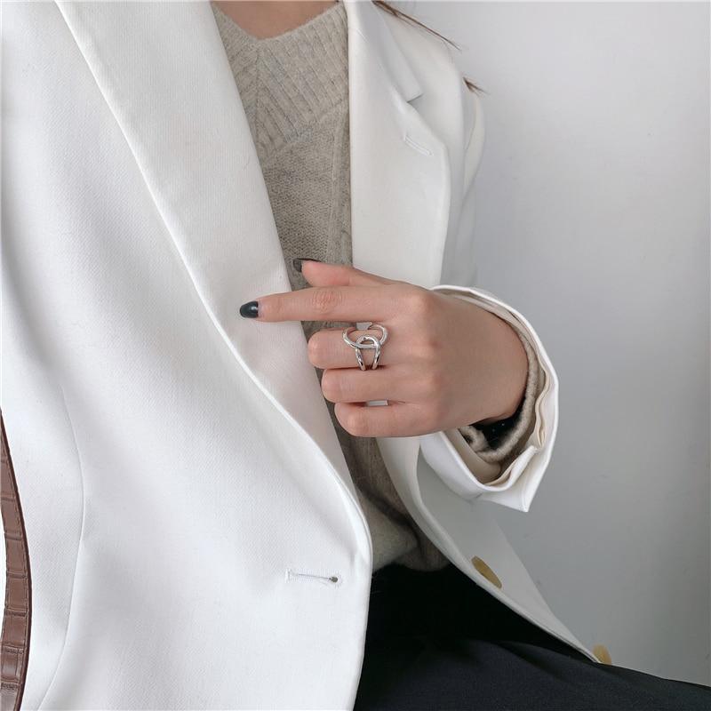 Fashion Golden Metal Rings for Women In Geometric Interesting Cross Twist Minimalist Style Ring For Party Made in Jewelry Style Excelent For Gift