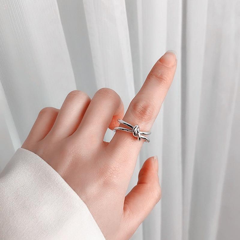 Fashion Golden Metal Rings for Women In Geometric Interesting Cross Twist Minimalist Style Ring For Party Made in Jewelry Style Excelent For Gift