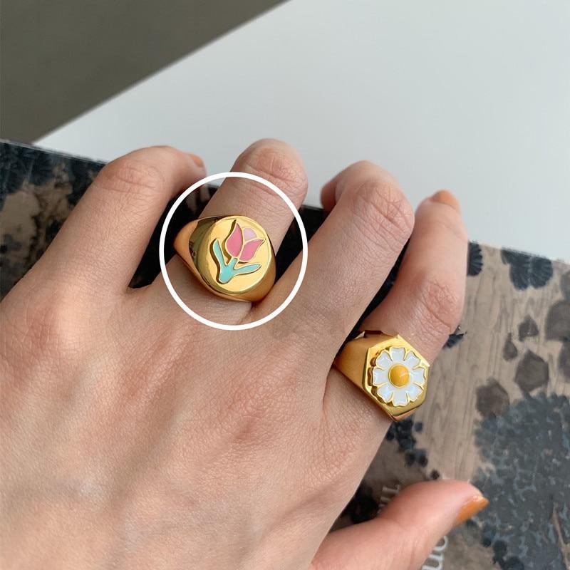 Fashion Golden Metal Rings for Women In Geometric Interesting Cross Twist Minimalist Style Ring For Party Made in Jewelry Style Excelent For Gift