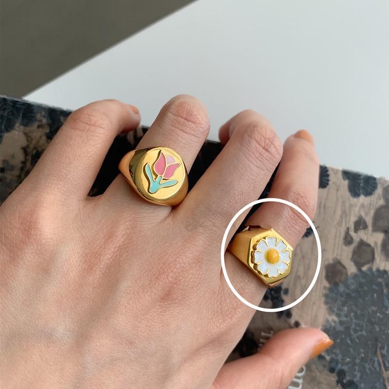 Fashion Golden Metal Rings for Women In Geometric Interesting Cross Twist Minimalist Style Ring For Party Made in Jewelry Style Excelent For Gift