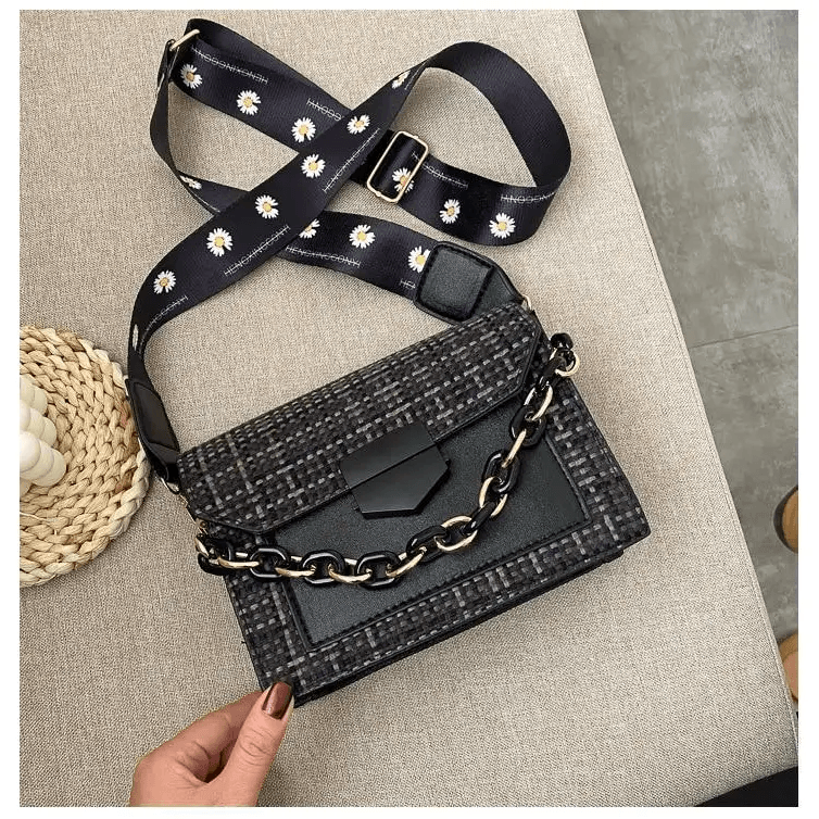 Luxury Wide Strap Shoulder Bags for Women And Girls Designer Lady Handbags and Purses Fashionable Chain Messenger