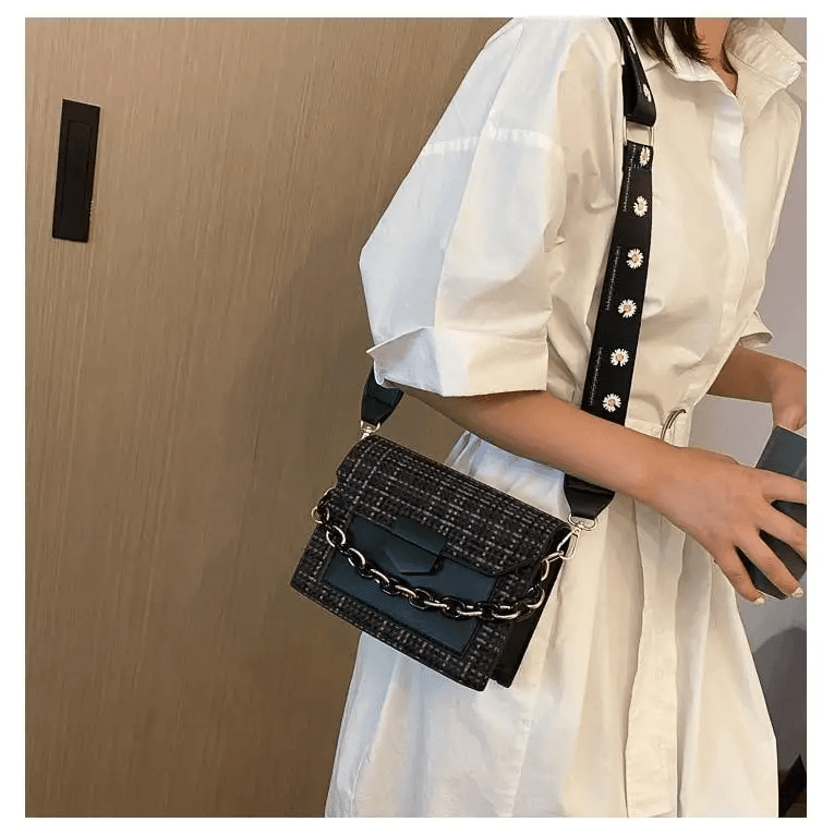 Luxury Wide Strap Shoulder Bags for Women And Girls Designer Lady Handbags and Purses Fashionable Chain Messenger