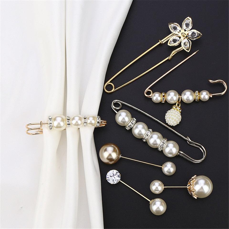 1pcs Fashion Pearl Fixed Strap Charm Safety Pin Sweater Cardigan Clip Brooches Rhinestone Metal Jewelry Sweater Shawl Clips Faux Crystal and Pearl Pins for Fixing on Sweaters