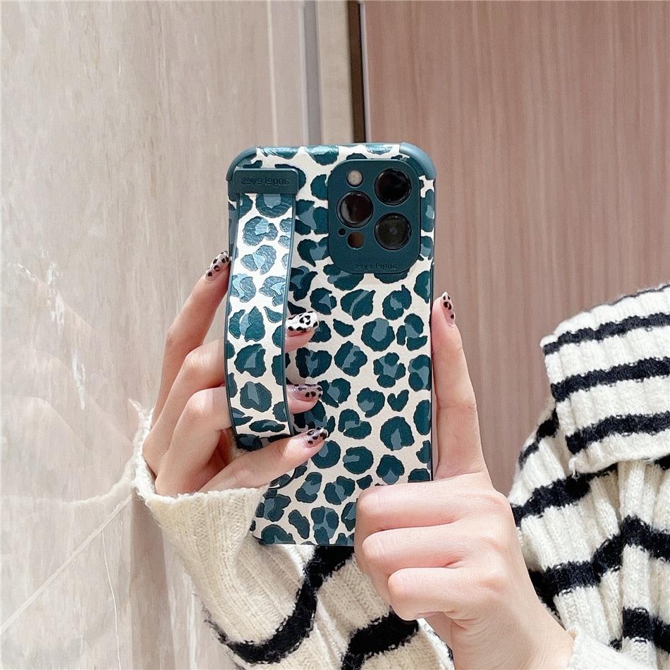 Black White Leopard Milk Pattern PU Leather Phone Case For iPhone 14 13 12 11 Pro XS MAX X XR 8 Plus Cover Hand Band Wrist Strap Women Leopard Pattern Clear Phone Case with Camera Protection Phone Protective Cover Modern Design Phone Cases