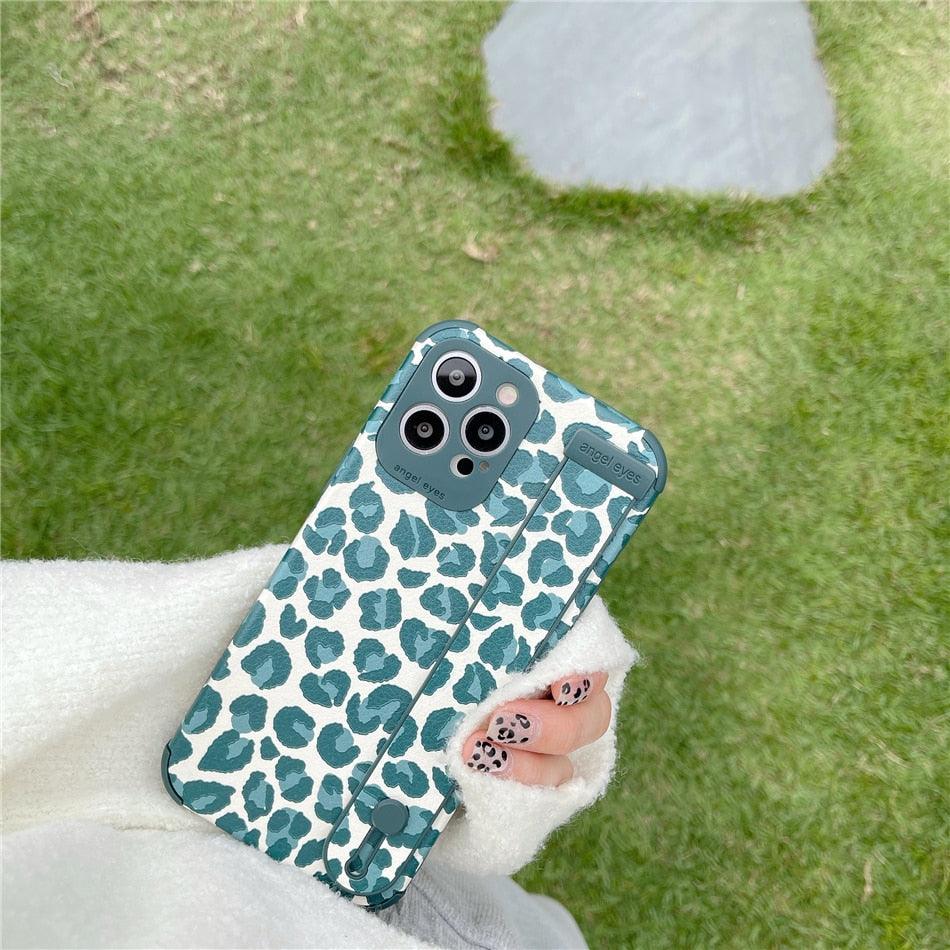 Black White Leopard Milk Pattern PU Leather Phone Case For iPhone 14 13 12 11 Pro XS MAX X XR 8 Plus Cover Hand Band Wrist Strap Women Leopard Pattern Clear Phone Case with Camera Protection Phone Protective Cover Modern Design Phone Cases