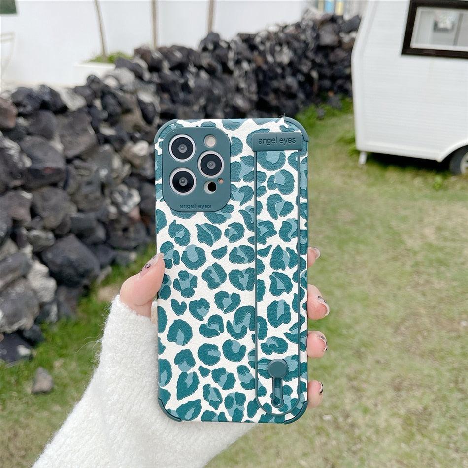 Black White Leopard Milk Pattern PU Leather Phone Case For iPhone 14 13 12 11 Pro XS MAX X XR 8 Plus Cover Hand Band Wrist Strap Women Leopard Pattern Clear Phone Case with Camera Protection Phone Protective Cover Modern Design Phone Cases