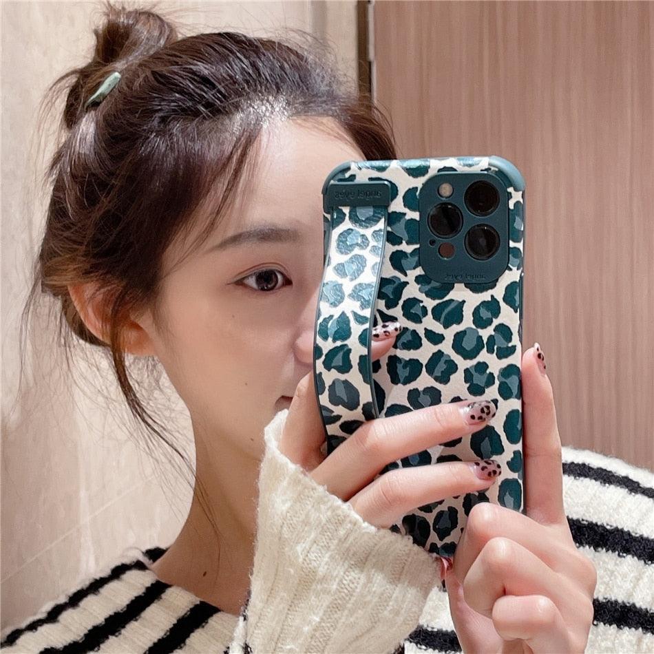 Black White Leopard Milk Pattern PU Leather Phone Case For iPhone 14 13 12 11 Pro XS MAX X XR 8 Plus Cover Hand Band Wrist Strap Women Leopard Pattern Clear Phone Case with Camera Protection Phone Protective Cover Modern Design Phone Cases