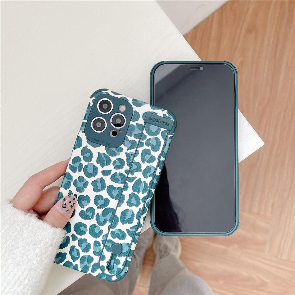 Black White Leopard Milk Pattern PU Leather Phone Case For iPhone 14 13 12 11 Pro XS MAX X XR 8 Plus Cover Hand Band Wrist Strap Women Leopard Pattern Clear Phone Case with Camera Protection Phone Protective Cover Modern Design Phone Cases