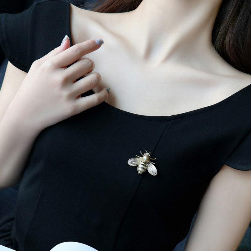 Charming Small Rhinestone Bee Brooch Luxury Insect Brooch Pin Elegant Everyday Comfortable Brooch Women Delicate Little Bee Brooches Lightweight Pin Brooch Jewelry Gifts For Girl