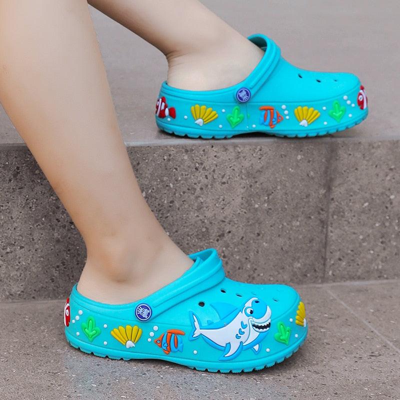 Children Summer Cartoon Sandals Quick-Dry Beach Kids Clogs Slippers Light-Weight Wear-Resistant Boy Girl Shoes Comfort Clogs Kids Slip On Garden Shoes Boys Lightweight Outdoor Beach Pool Slide Sandals