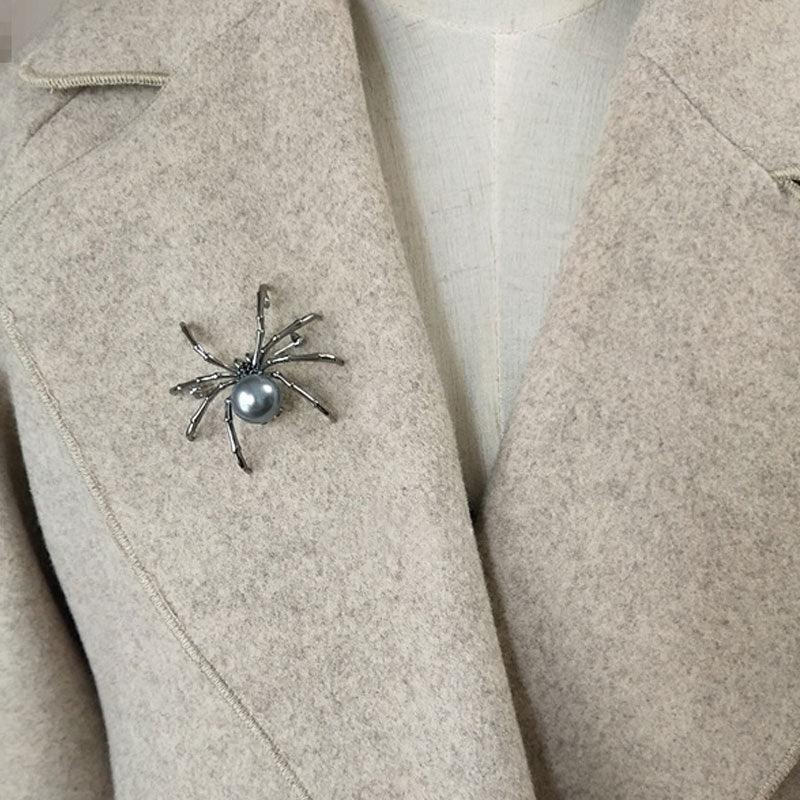 Creative Black White Spider Brooch Unique Fashion Spider Brooch Pin Corsage Lapel Jewelry Gift Men Women Party Clothes Scarf Accessories Pin Brooches Gift Luxury Brooches