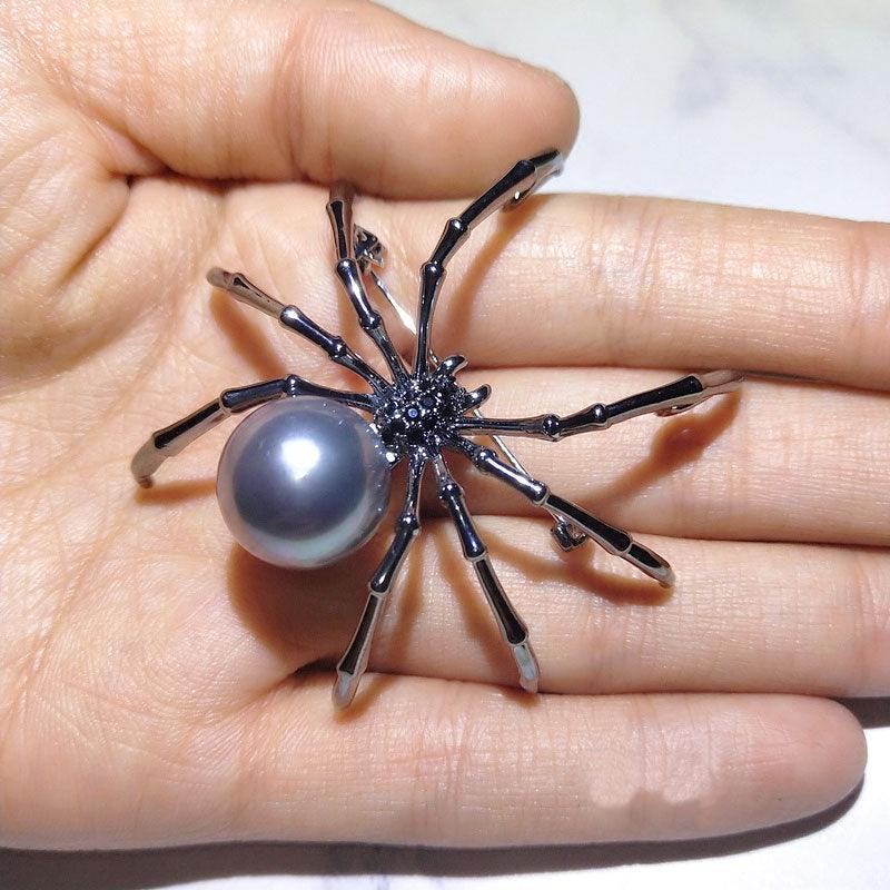 Creative Black White Spider Brooch Unique Fashion Spider Brooch Pin Corsage Lapel Jewelry Gift Men Women Party Clothes Scarf Accessories Pin Brooches Gift Luxury Brooches