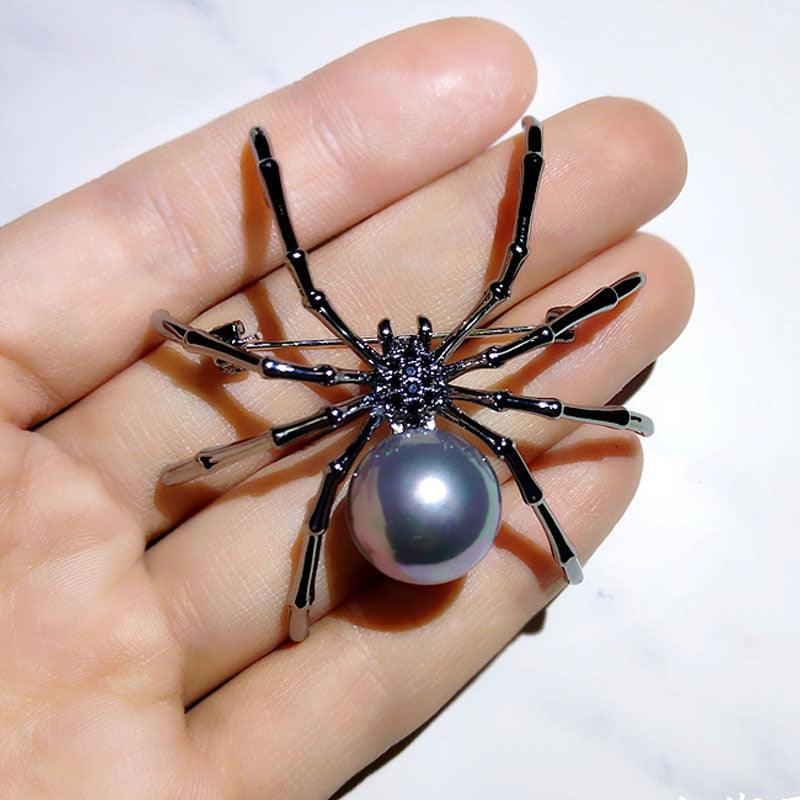 Creative Black White Spider Brooch Unique Fashion Spider Brooch Pin Corsage Lapel Jewelry Gift Men Women Party Clothes Scarf Accessories Pin Brooches Gift Luxury Brooches