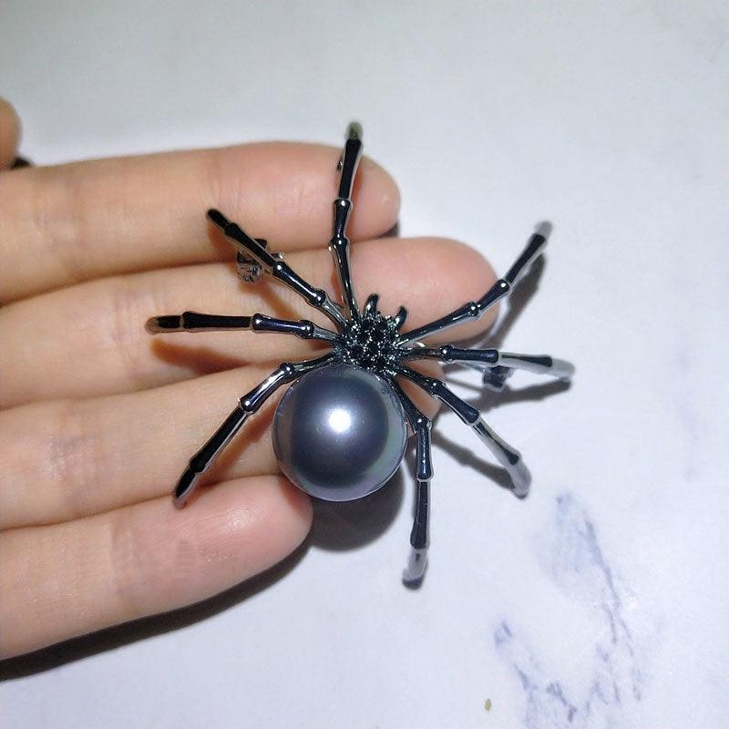 Creative Black White Spider Brooch Unique Fashion Spider Brooch Pin Corsage Lapel Jewelry Gift Men Women Party Clothes Scarf Accessories Pin Brooches Gift Luxury Brooches