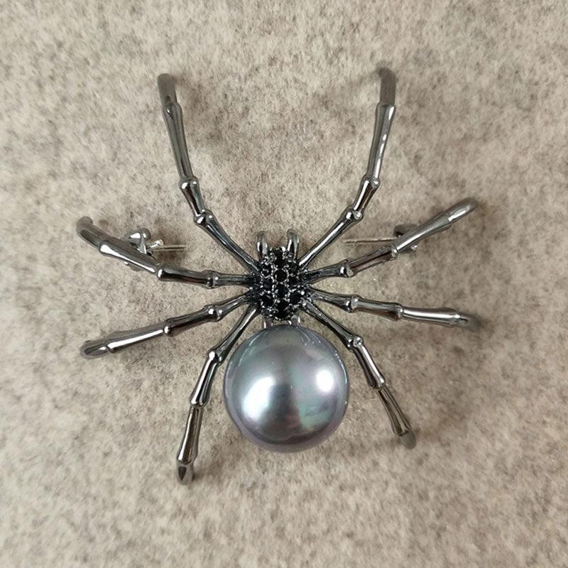 Creative Black White Spider Brooch Unique Fashion Spider Brooch Pin Corsage Lapel Jewelry Gift Men Women Party Clothes Scarf Accessories Pin Brooches Gift Luxury Brooches