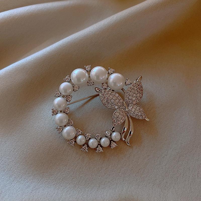 Fashion Pearl And Rhinestone Brooches Women Elegant Round Crystal Rhinestone Modern Elegant Prom Corsage Lapel Brooch Pin Trendy Butterfly Pins Clothes Accessories Wedding Gifts