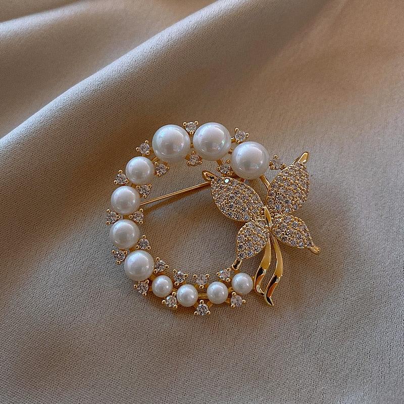 Fashion Pearl And Rhinestone Brooches Women Elegant Round Crystal Rhinestone Modern Elegant Prom Corsage Lapel Brooch Pin Trendy Butterfly Pins Clothes Accessories Wedding Gifts