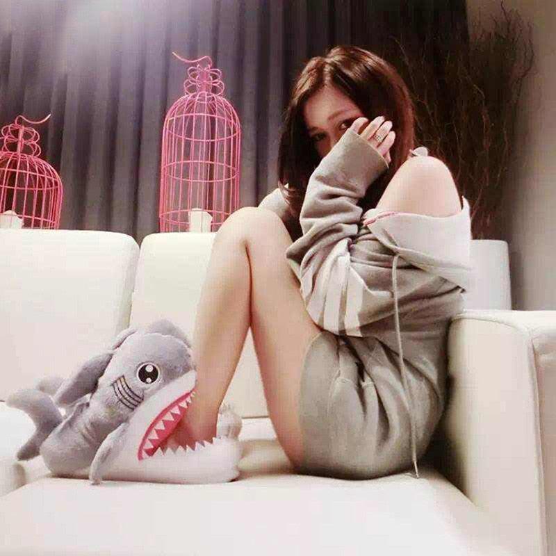 Shark Funny Shoes Girls  Indoor Slippers Home Shoes Fashion Plush Warm Slippers Women Winter Cute Shark Cozy Women Slippers With Funny Face Memory Foam Non-Slip Rubber Sole Soft Slip On Home Shoes