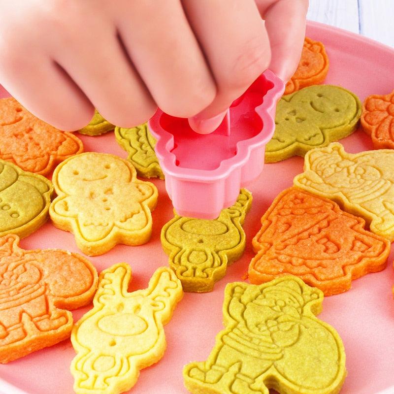 Winter Cartoon Biscuit Mould Christmas Cookie Cutters Christmas Molds ABS Plastic Baking Mould Cookie Tools Cake Decorating Tools Cartoon Cookie Christmas Tree Shaped Biscuit Molds