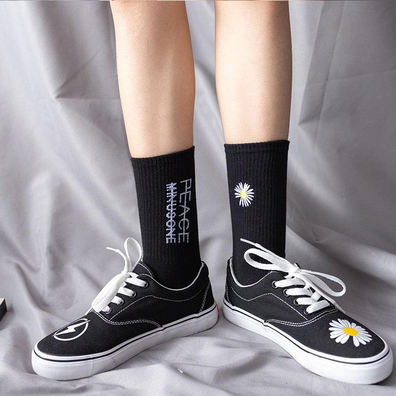 Women Korea Funny Socks Long Socks Black Cool Socks Harajuku GD Hip Hop Cotton Skateboard Socks Men New Trend Daisy Socks Men