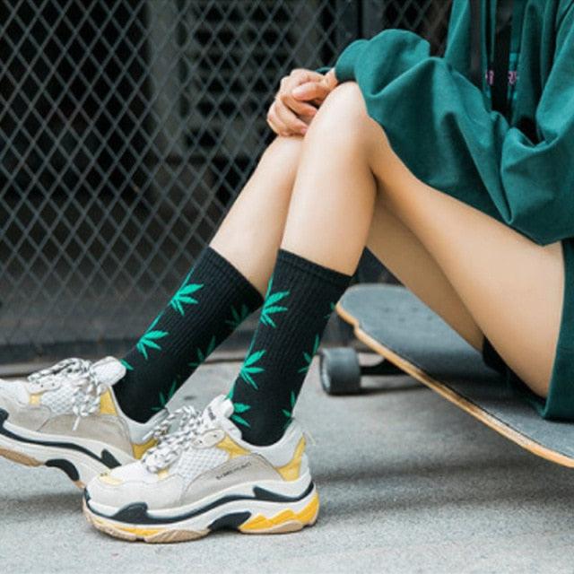 Women Korea Funny Socks Long Socks Black Cool Socks Harajuku GD Hip Hop Cotton Skateboard Socks Men New Trend Daisy Socks Men